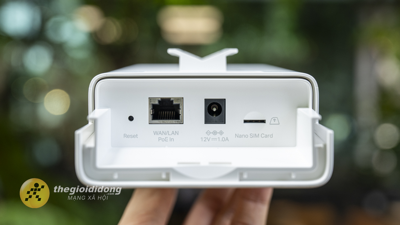 Cụm Cổng Kết Nối Được Bố Trí Gọn Gàng Ở Đáy Tp-Link Tl-Mr100 Outdoor. Cụm Cổng Kết Nối Được Bố Trí Gọn Gàng Ở Đáy Tp-Link Tl-Mr100 Outdoor.