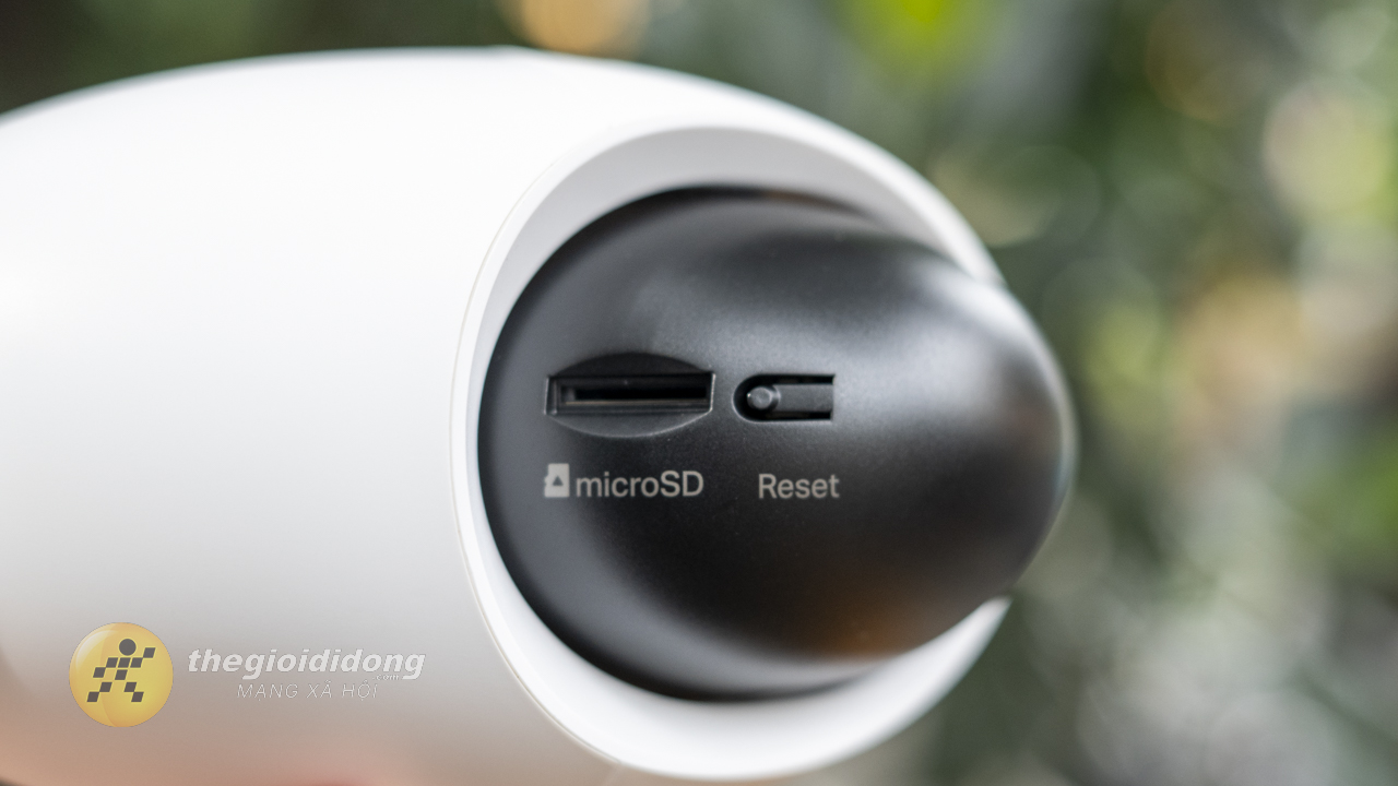 Khe Cắm Thẻ Nhớ Microsd Được Đặt Ở Mặt Sau Cụm Camera. Khe Cắm Thẻ Nhớ Microsd Được Đặt Ở Mặt Sau Cụm Camera.