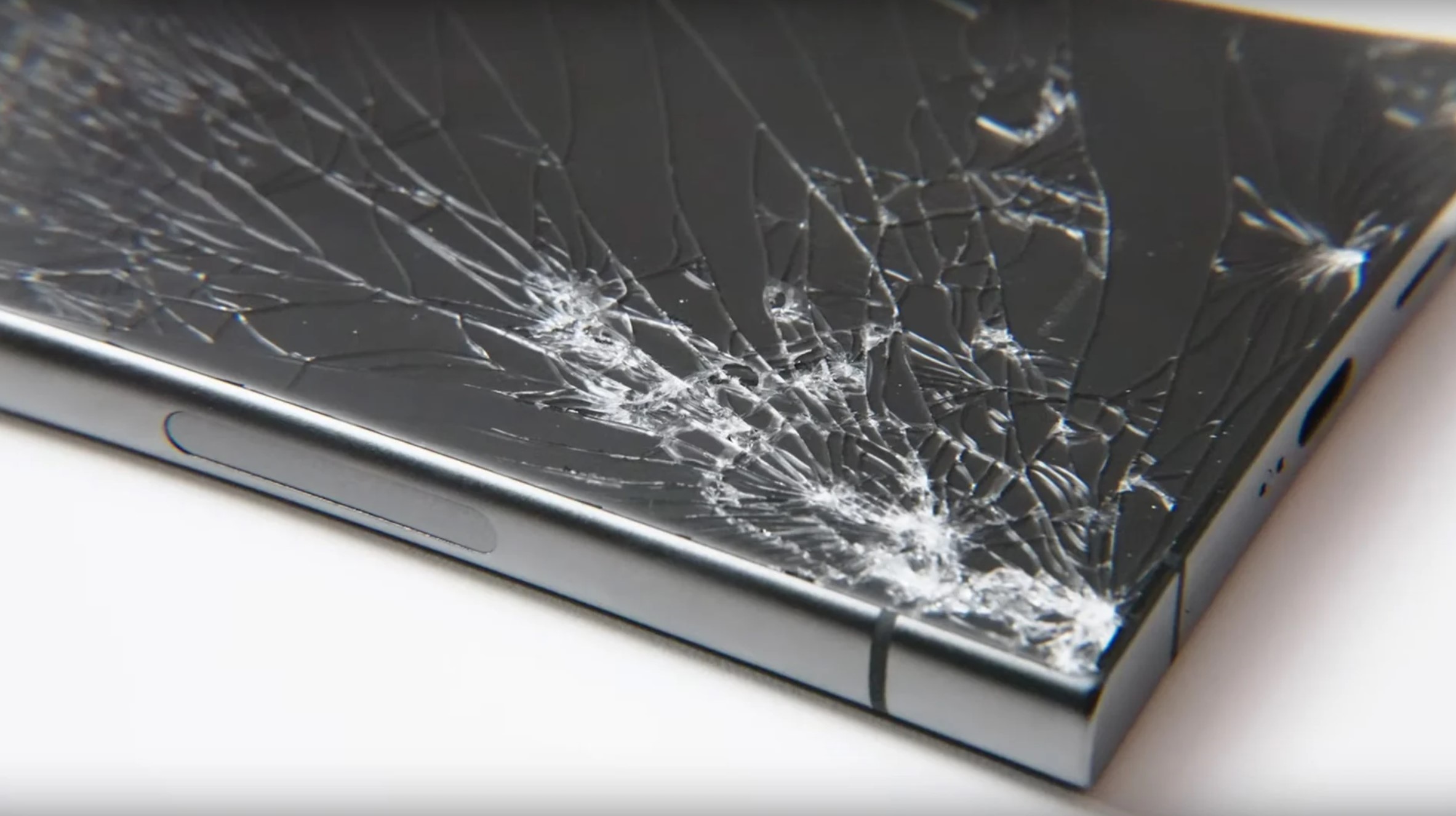 M&agrave;n h&igrave;nh Samsung bị vỡ do đập mạnh