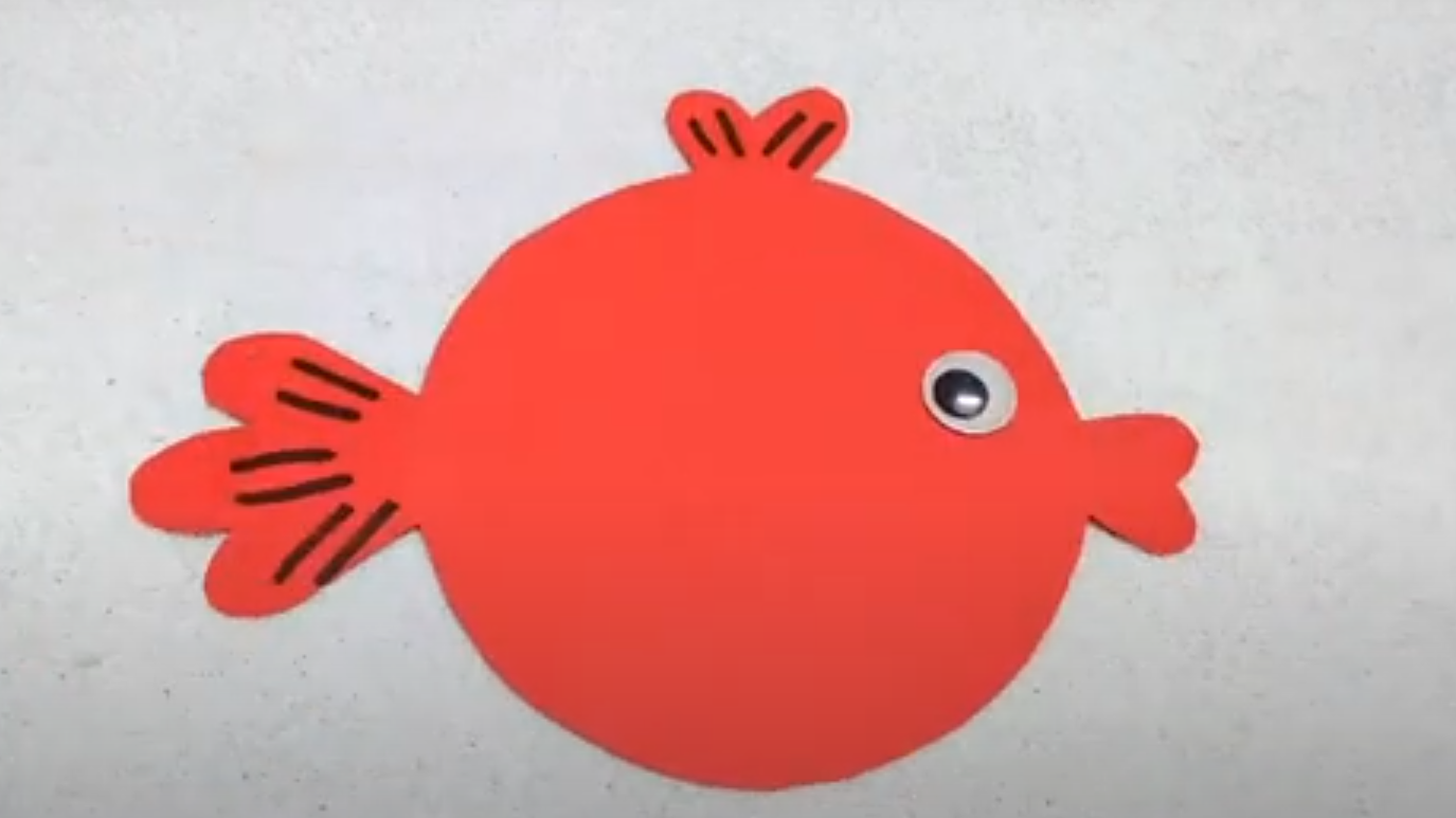 Vẽ thêm đường sọc màu đen lên phần vây và đuôi cá để làm nổi bật chi tiết.