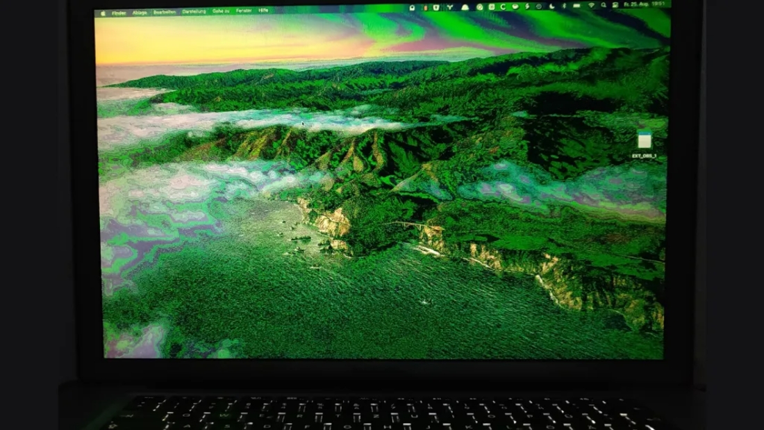 M&agrave;n h&igrave;nh MacBook bị &aacute;m xanh