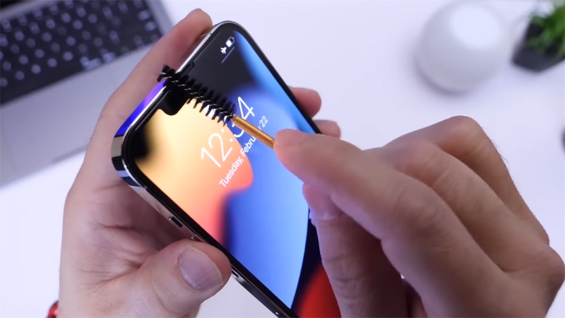 Loa trong iPhone bị nhỏ tiếng do bụi bẩn b&aacute;m b&ecirc;n ngo&agrave;i m&agrave;ng loa