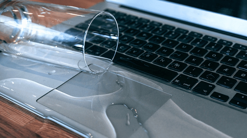 Đổ nước l&ecirc;n b&agrave;n ph&iacute;m MacBook