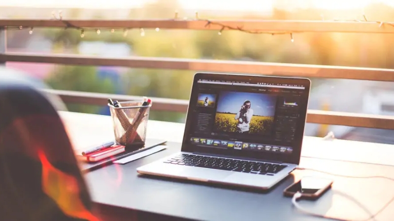 Không sử dụng MacBook trong môi trường nóng, ánh nắng mạnh Không sử dụng MacBook trong môi trường nóng, ánh nắng mạnh