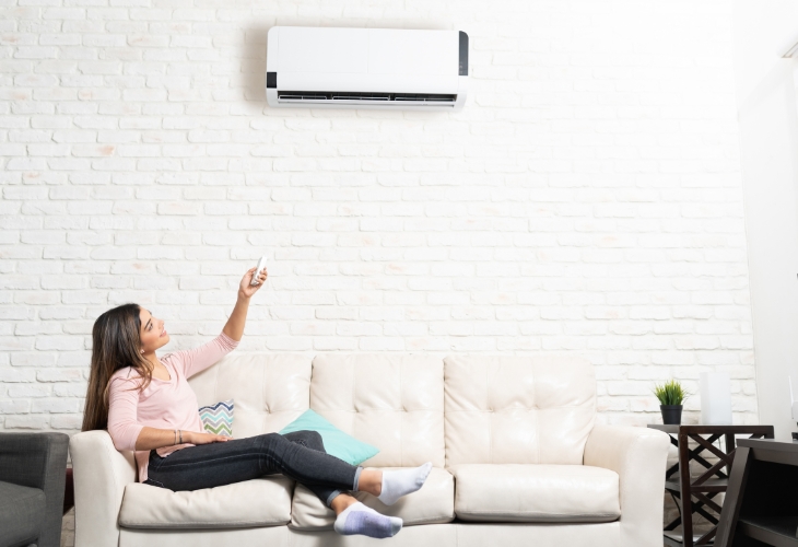 Bạn có thể bật máy lạnh vào mùa mưa để không khí dễ chịu, thoáng đãng hơn