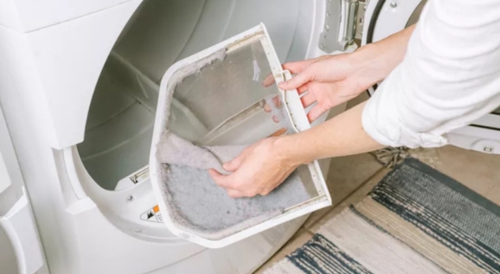 Thường xuyên vệ sinh lưới lọc xơ vải trên máy sấy