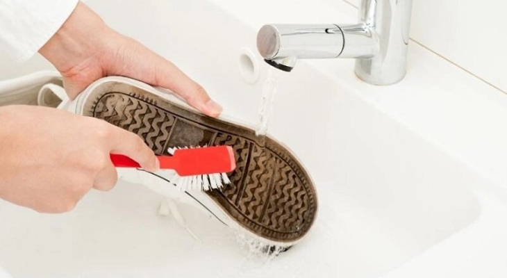 Vệ sinh giày trước khi sấy bằng máy sấy quần áo