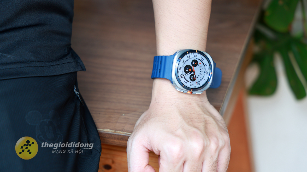 Trên Tay Samsung Galaxy Watch Ultra 2025: Thiết Kế Bền Bỉ, Mượt Mà Trên Tay Samsung Galaxy Watch Ultra 2025: Thiết Kế Bền Bỉ, Mượt Mà
