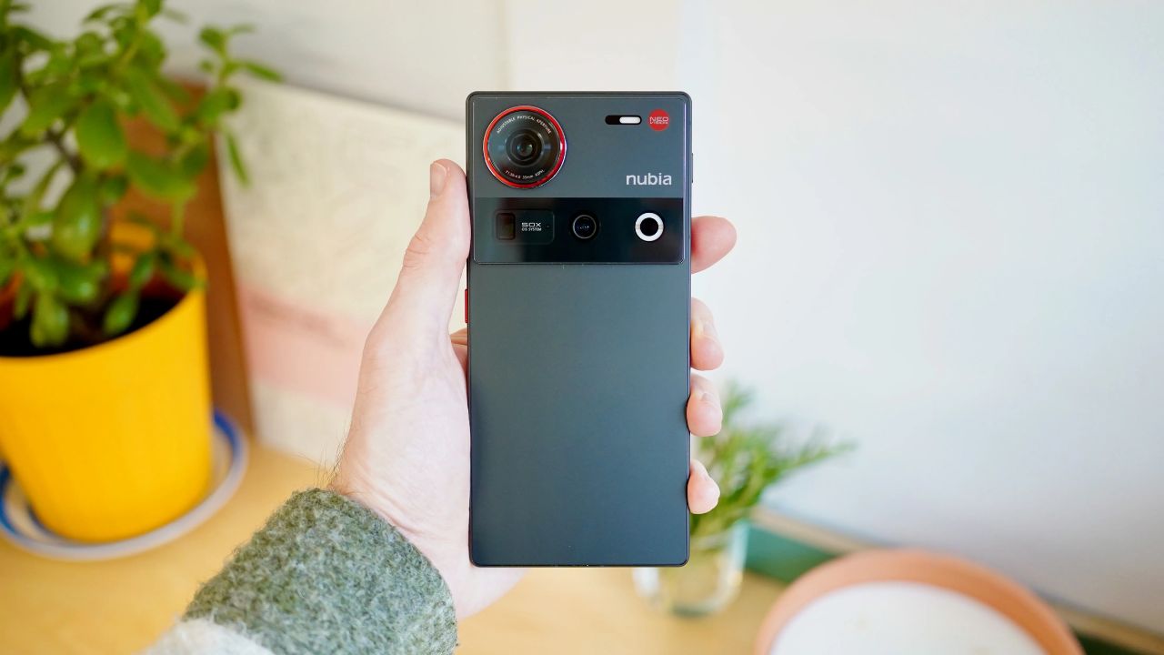 Trên Tay Nubia Z70 Ultra: Flagship Giá Mềm Với Camera Biến Thiên, Thiết Kế Độc Đáo Và Hiệu Năng Đỉnh Cao Trên Tay Nubia Z70 Ultra: Flagship Giá Mềm Với Camera Biến Thiên, Thiết Kế Độc Đáo Và Hiệu Năng Đỉnh Cao