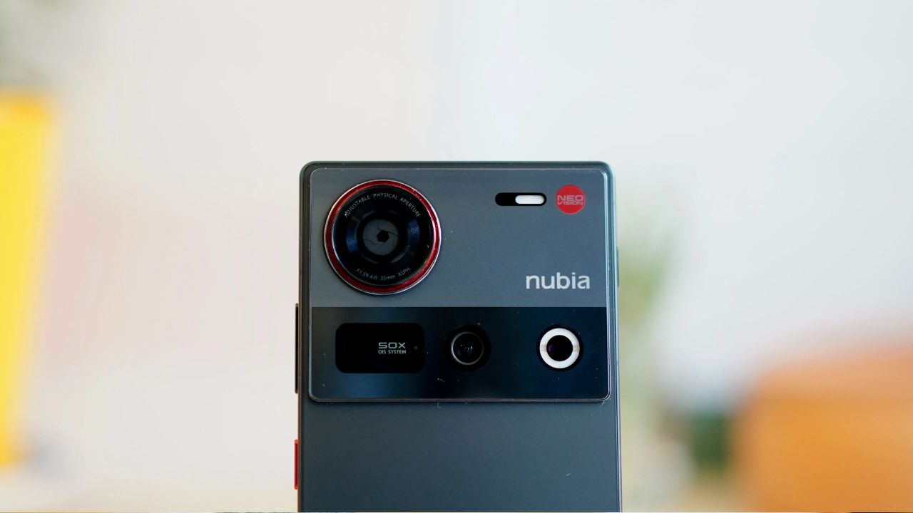 Trên Tay Nubia Z70 Ultra: Flagship Giá Mềm Với Camera Biến Thiên, Thiết Kế Độc Đáo Và Hiệu Năng Đỉnh Cao Trên Tay Nubia Z70 Ultra: Flagship Giá Mềm Với Camera Biến Thiên, Thiết Kế Độc Đáo Và Hiệu Năng Đỉnh Cao