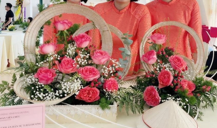 Bài thuyết trình Lời tri ân từ những cánh hoa hồng Bài thuyết trình Lời tri ân từ những cánh hoa hồng