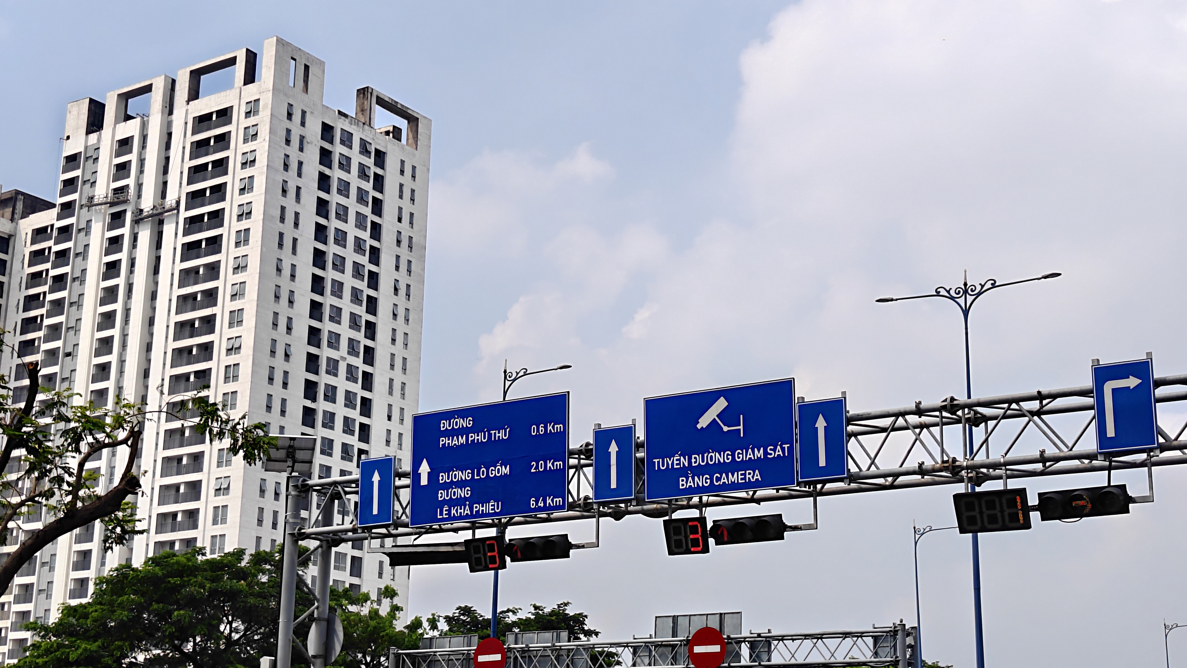 Trên tay realme 15 Pro: Thiết kế đẹp mắt, Snapdragon 7 Gen 4 mạnh mẽ