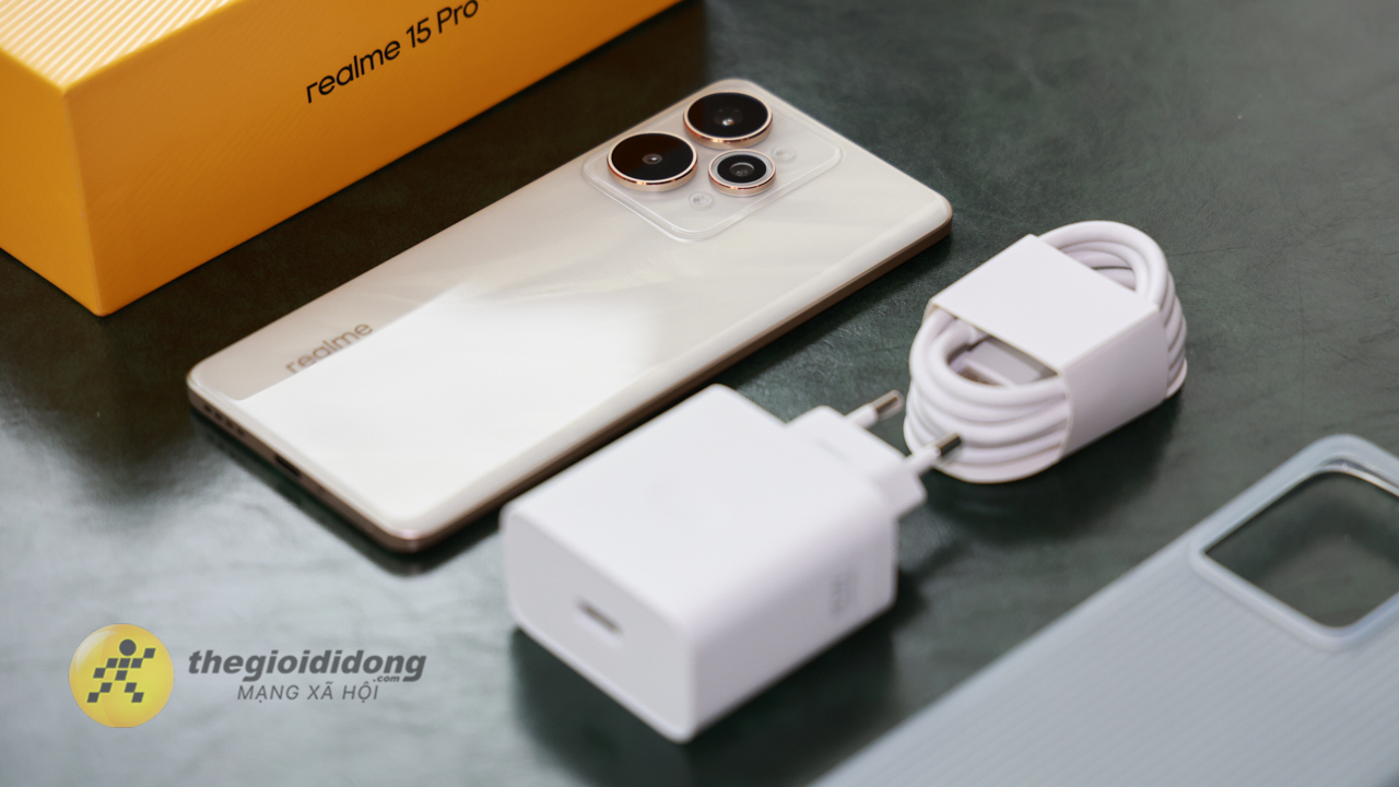 Trên tay realme 15 Pro: Thiết kế đẹp mắt, Snapdragon 7 Gen 4 mạnh mẽ Trên tay realme 15 Pro: Thiết kế đẹp mắt, Snapdragon 7 Gen 4 mạnh mẽ