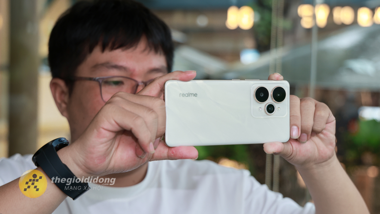 Trên tay realme 15 Pro: Thiết kế đẹp mắt, Snapdragon 7 Gen 4 mạnh mẽ