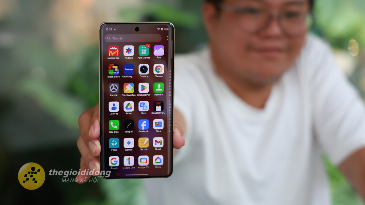 Trên tay realme 15 Pro: Thiết kế đẹp mắt, Snapdragon 7 Gen 4 mạnh mẽ