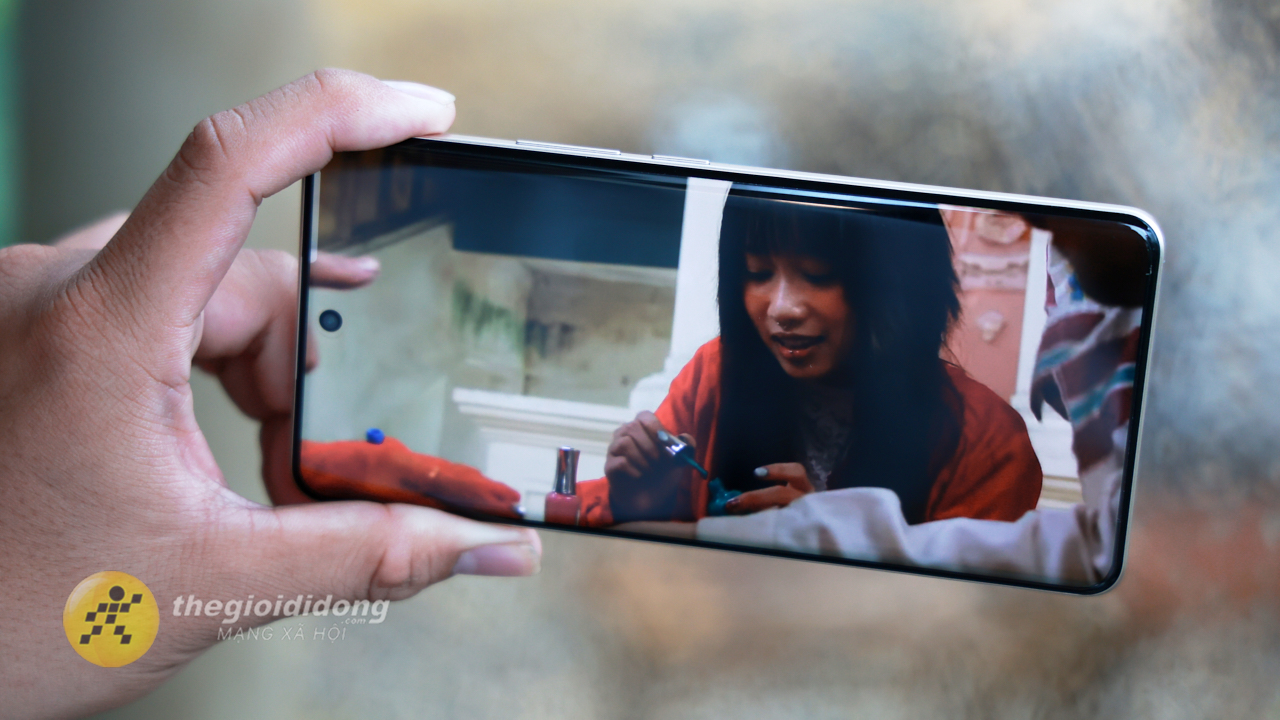 Trên tay realme 15 Pro: Thiết kế đẹp mắt, Snapdragon 7 Gen 4 mạnh mẽ