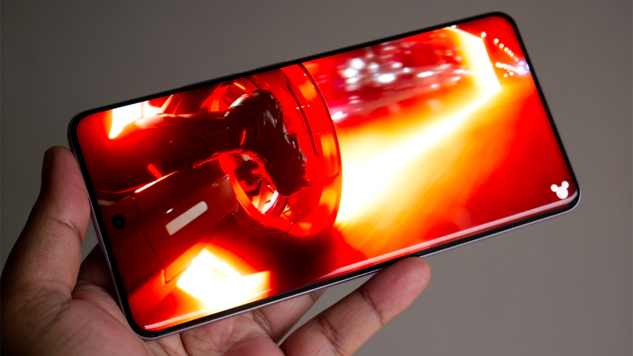 Trên Tay Realme 15 Pro: Thiết Kế Đẹp Mắt, Snapdragon 7 Gen 4 Mạnh Mẽ Trên Tay Realme 15 Pro: Thiết Kế Đẹp Mắt, Snapdragon 7 Gen 4 Mạnh Mẽ