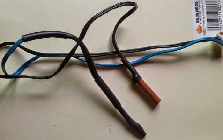 Cảm biến nhiệt độ hỏng hoặc đứt dây tín hiệu khiến máy đo sai nhiệt độ và báo lỗi vàng