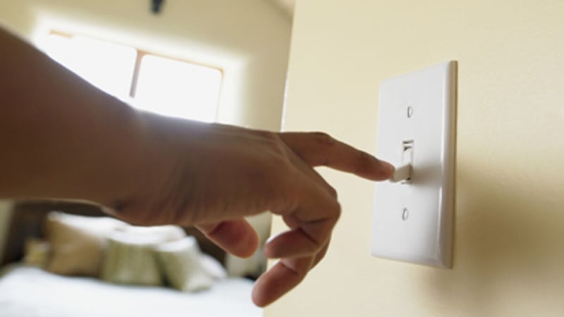 Reset điều hòa bằng cách tắt aptomat 1-2 phút rồi bật lại để xóa lỗi tạm thời nhanh chóng