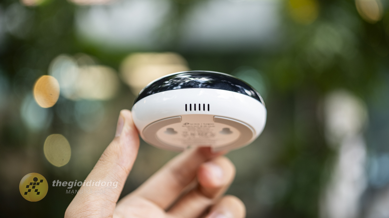 Phần Đỉnh Của Thiết Bị Là Phần Loa Ngoài Dùng Để Phát Âm Thanh Khi Kết Nối. Phần Đỉnh Của Thiết Bị Là Phần Loa Ngoài Dùng Để Phát Âm Thanh Khi Kết Nối.