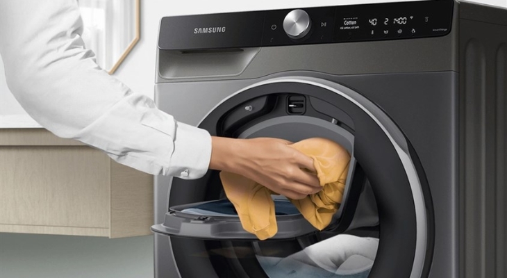 Đặt quần áo khô vào mặt giặt 