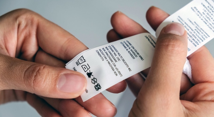 Kiểm tra nhãn mác quần áo trước khi sử dụng công nghệ Hygiene Steam