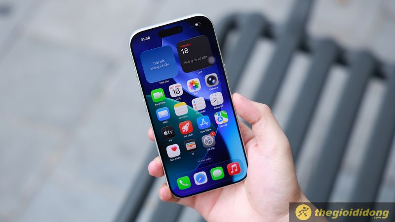 Hình thực tế màn hình hiển thị iPhone 17 Pro ngoài trời