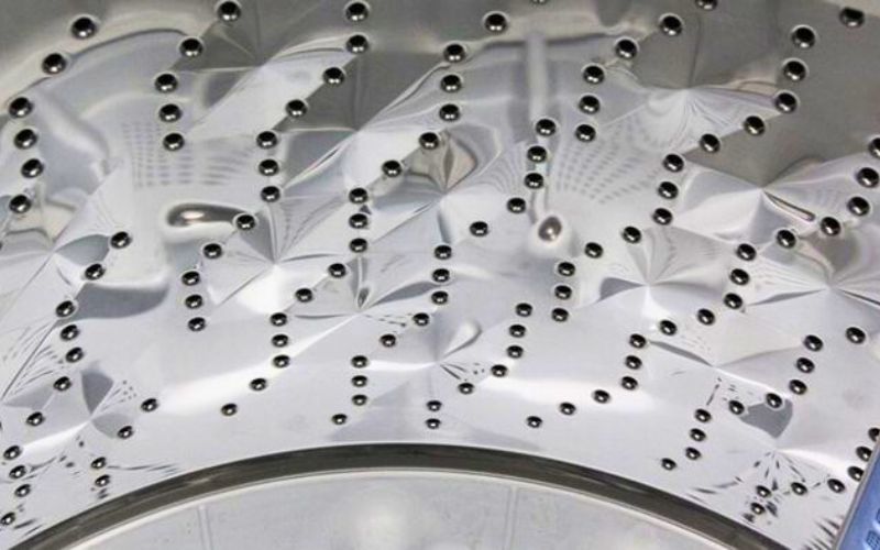 Bề mặt sóng, lỗ thoát nước nhỏ và mâm giặt kép tạo nên hiệu quả giặt sạch và bảo vệ vải của lồng giặt Sazanami