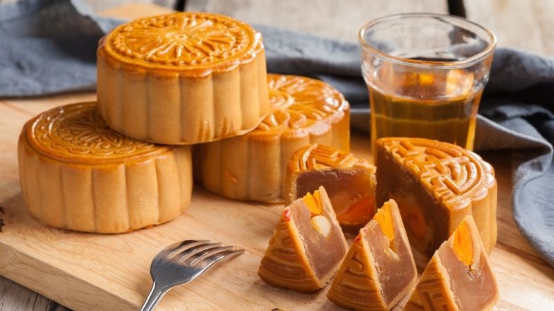 Mẹ bầu chỉ nên ăn bánh trung thu với lượng nhỏ trong ngày