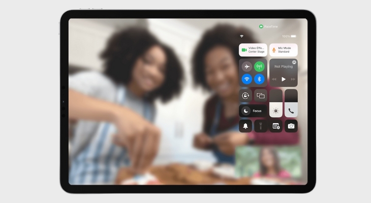 Center Stage là tính năng thông minh giữ cho người dùng luôn ở giữa khung hình khi video call hay quay phim Center Stage là tính năng thông minh giữ cho người dùng luôn ở giữa khung hình khi video call hay quay phim