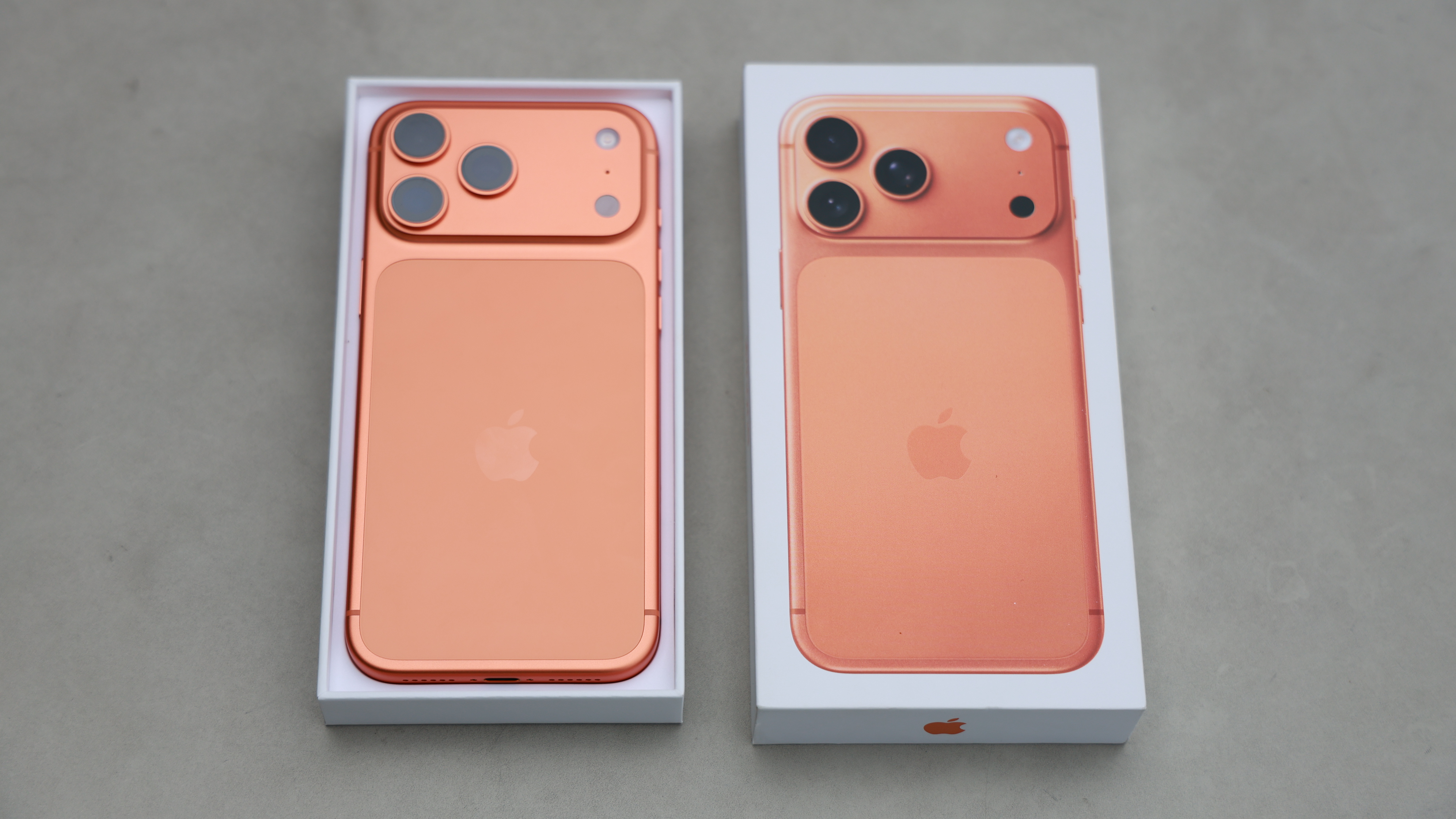 Trên tay iPhone 17 Pro Max màu Cam Vũ Trụ