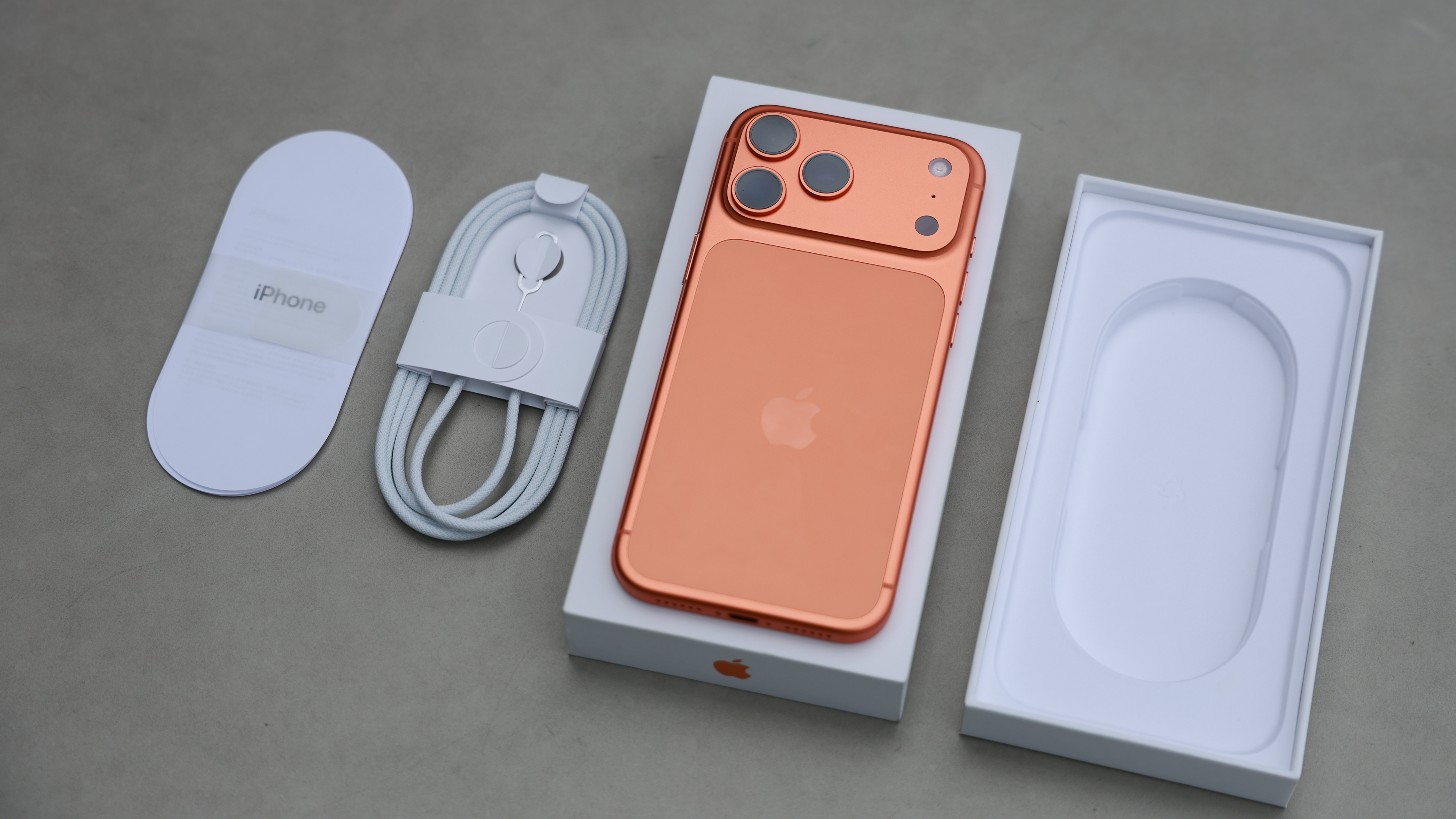 Trên tay iPhone 17 Pro Max màu Cam Vũ Trụ: Thiết kế Unibody, cầm đầm tay, camera zoom quang 4x mới