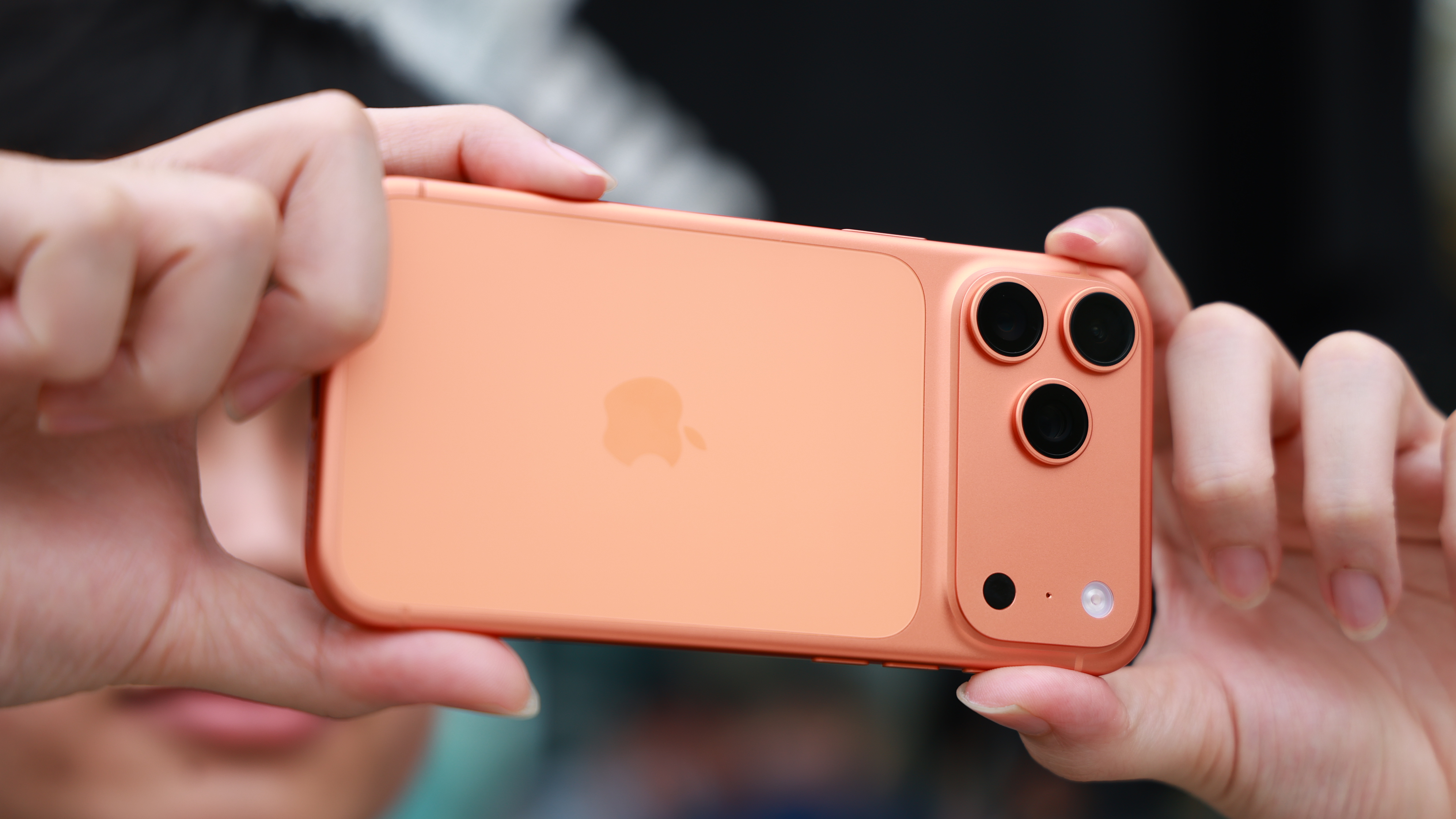 Trên tay iPhone 17 Pro Max màu Cam Vũ Trụ Trên tay iPhone 17 Pro Max màu Cam Vũ Trụ