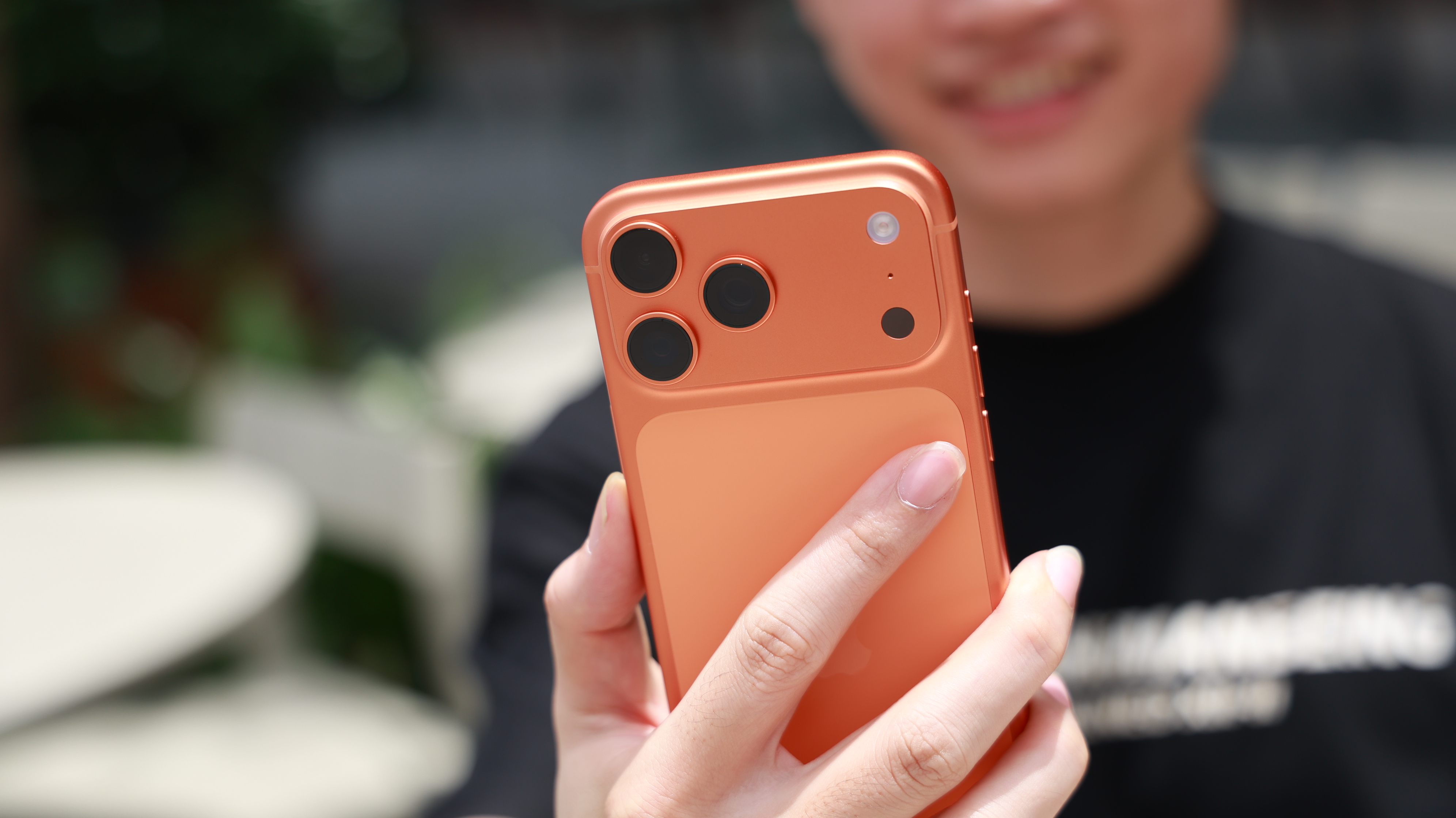 Trên tay iPhone 17 Pro Max màu Cam Vũ Trụ Trên tay iPhone 17 Pro Max màu Cam Vũ Trụ