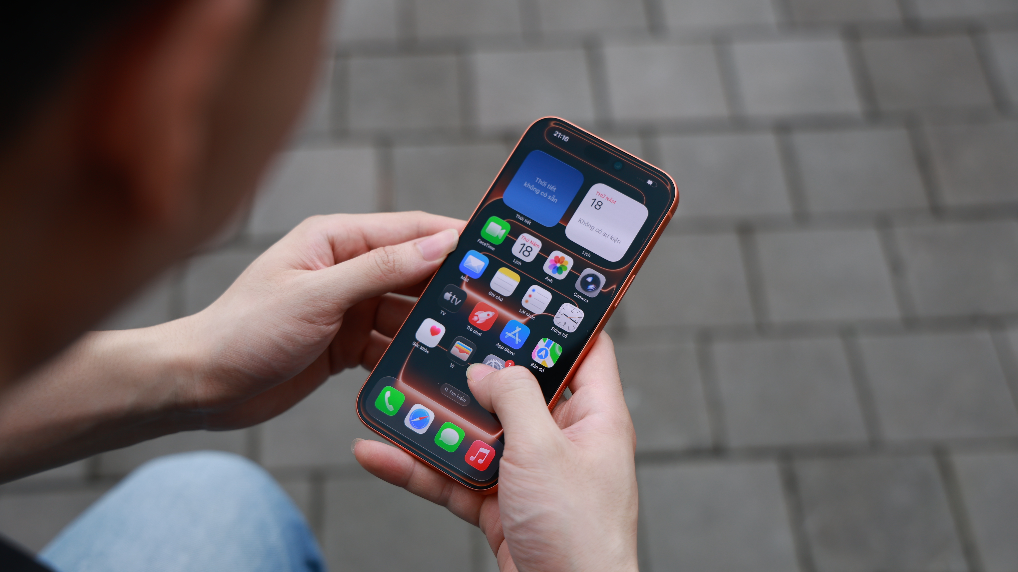 Trên tay iPhone 17 Pro Max màu Cam Vũ Trụ Trên tay iPhone 17 Pro Max màu Cam Vũ Trụ