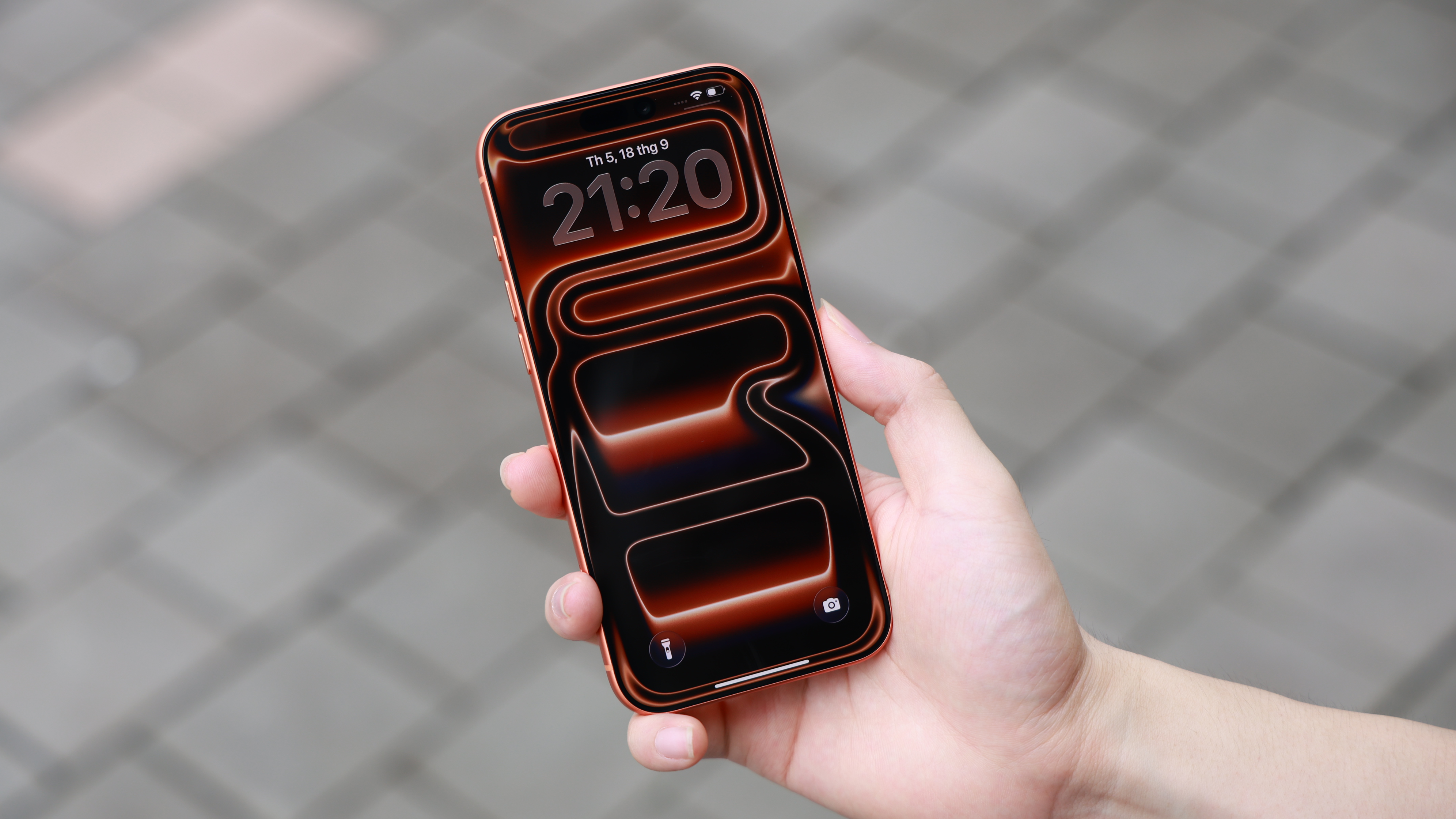 Trên tay iPhone 17 Pro Max màu Cam Vũ Trụ Trên tay iPhone 17 Pro Max màu Cam Vũ Trụ
