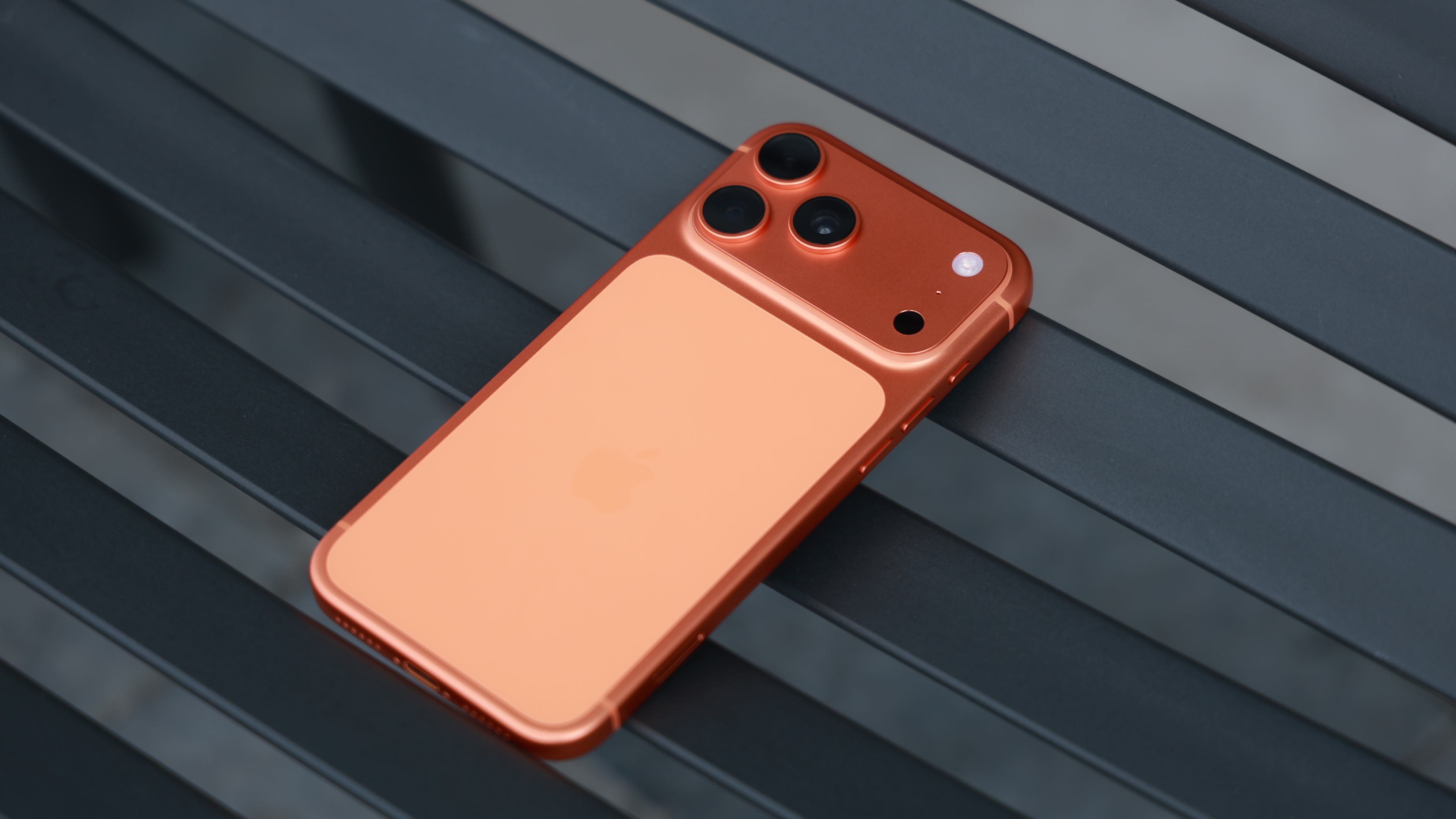 Trên tay iPhone 17 Pro Max màu Cam Vũ Trụ Trên tay iPhone 17 Pro Max màu Cam Vũ Trụ