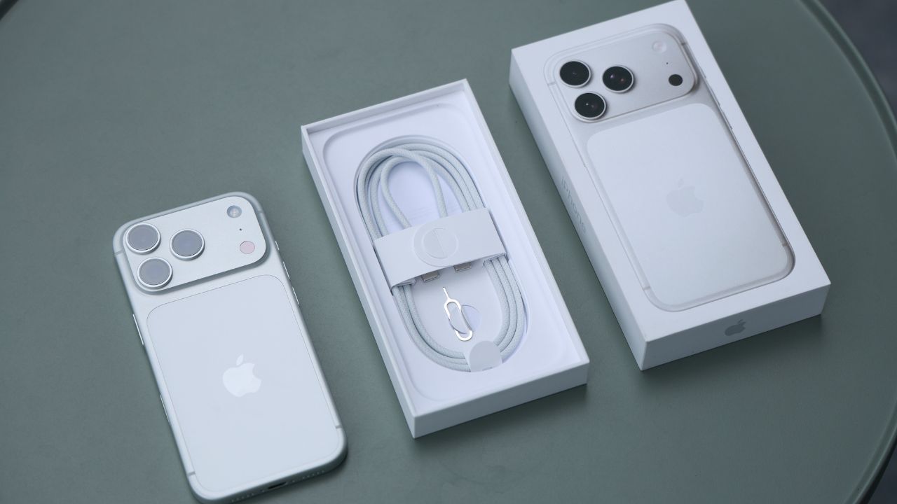 Cùng mình trên tay iPhone 17 Pro màu Bạc mới