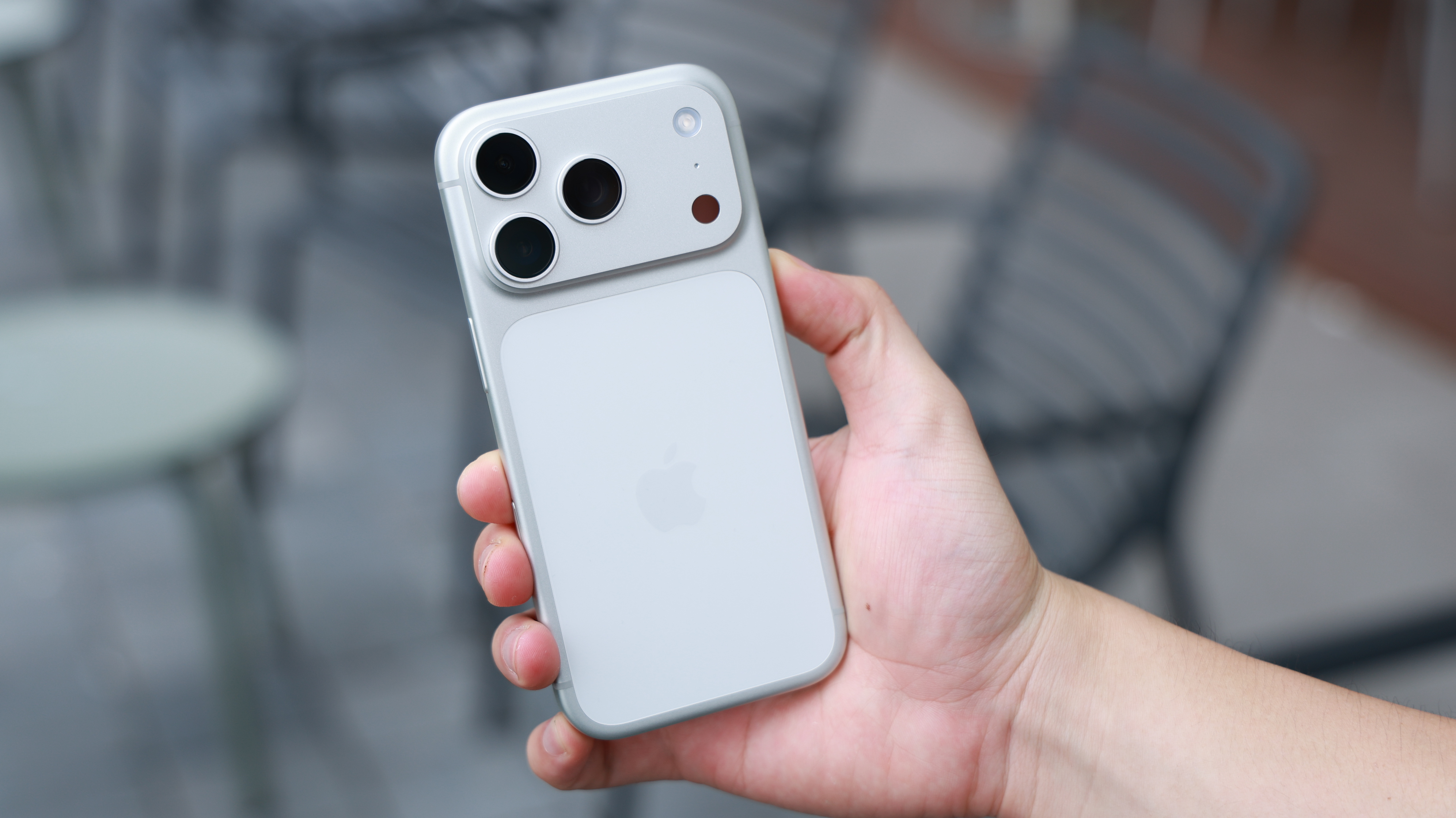 Trên tay iPhone 17 Pro màu Bạc