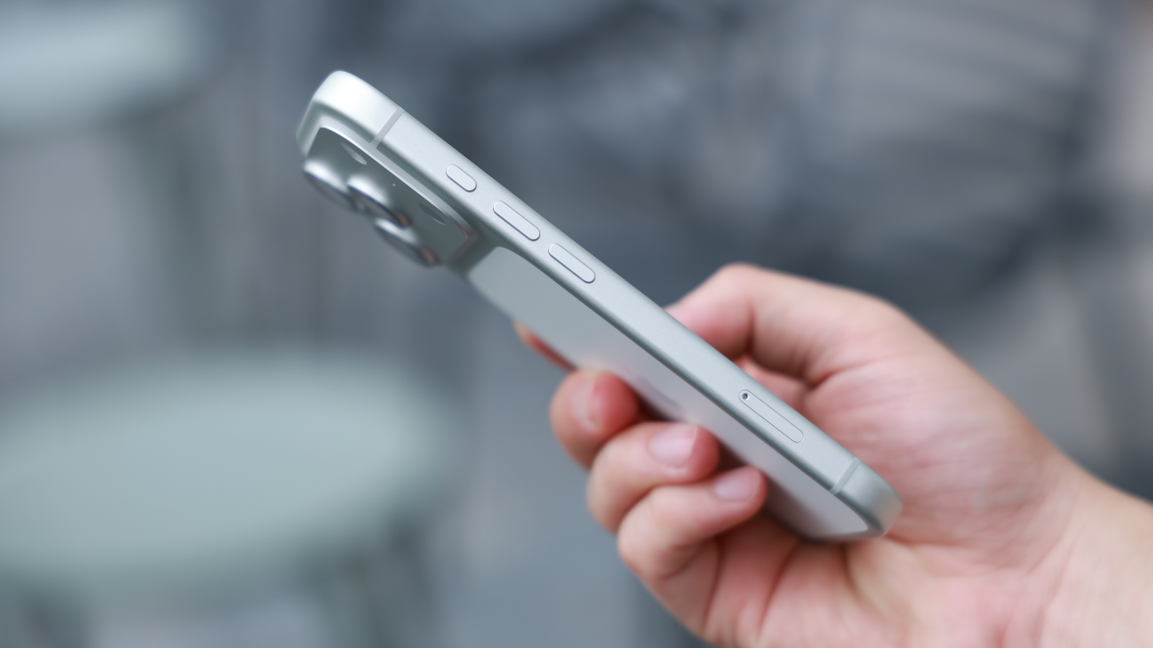 Trên tay iPhone 17 Pro màu Bạc
