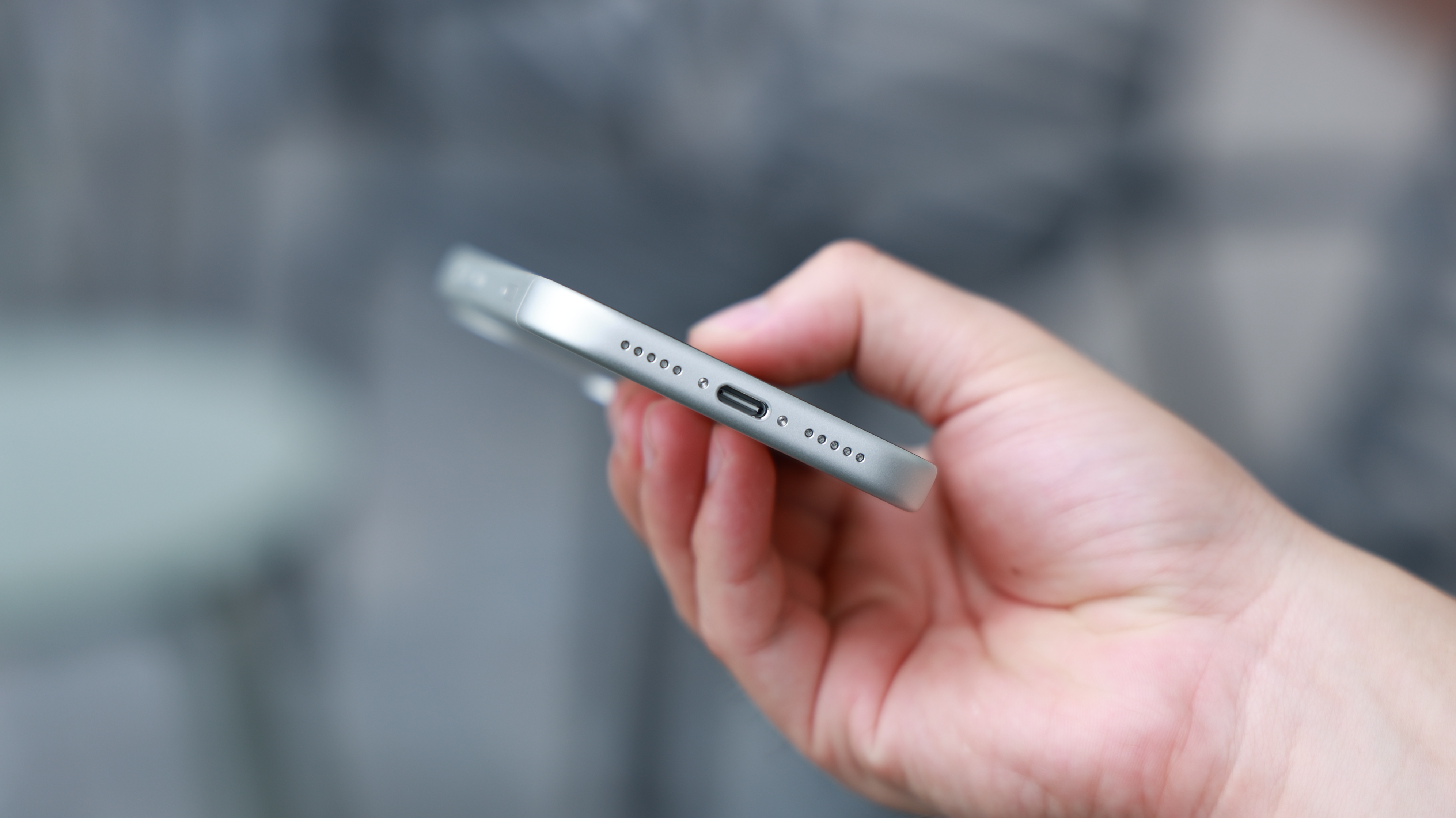 Trên tay iPhone 17 Pro màu Bạc