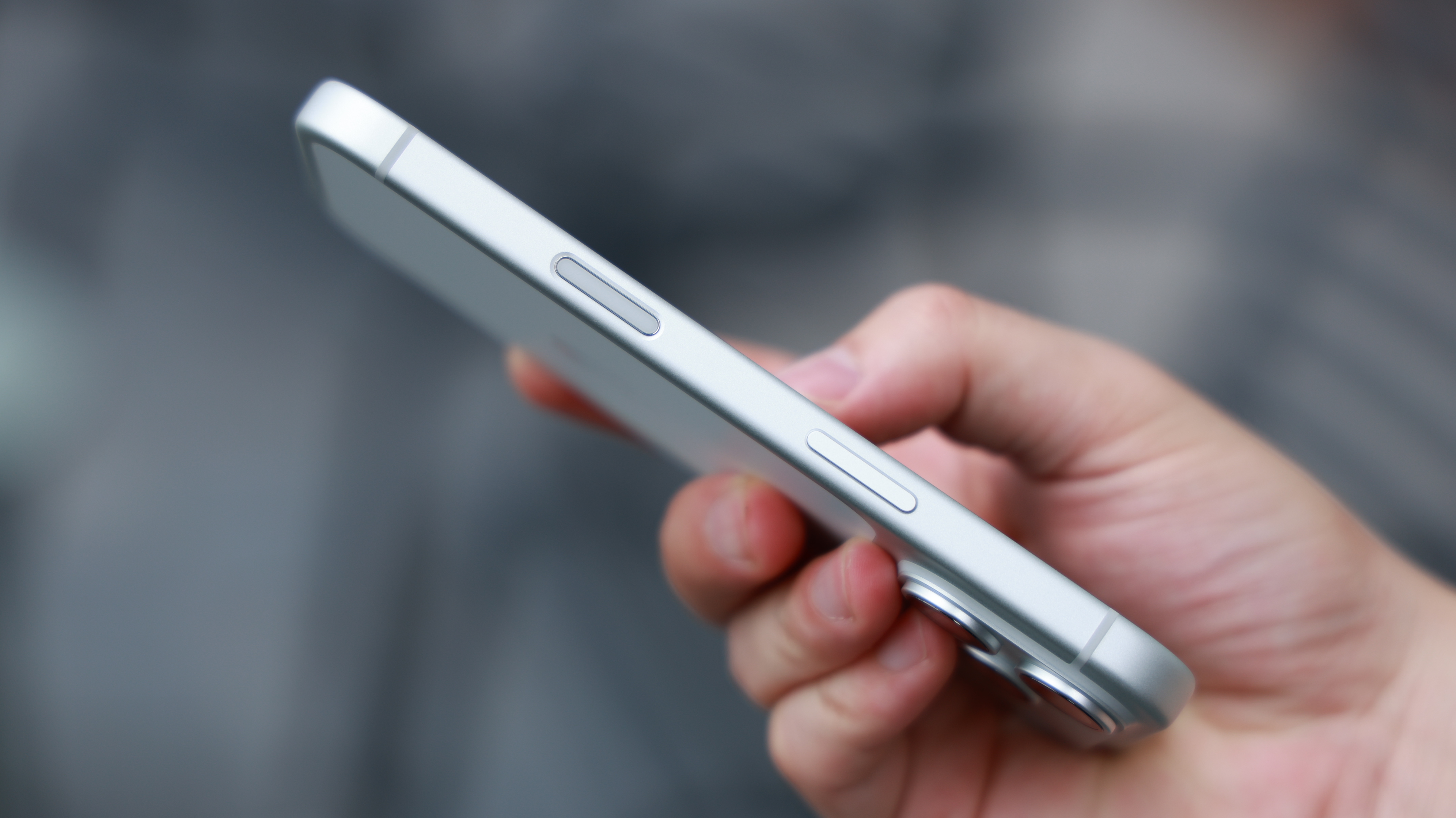 Trên tay iPhone 17 Pro màu Bạc