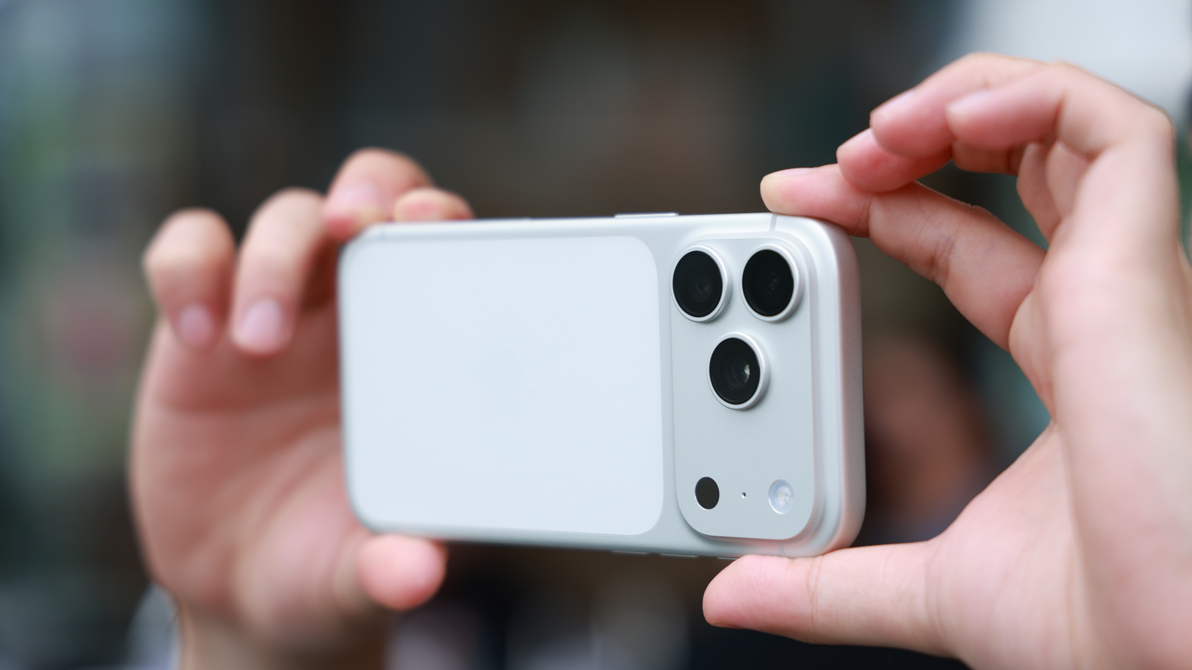 Trên tay iPhone 17 Pro màu Bạc