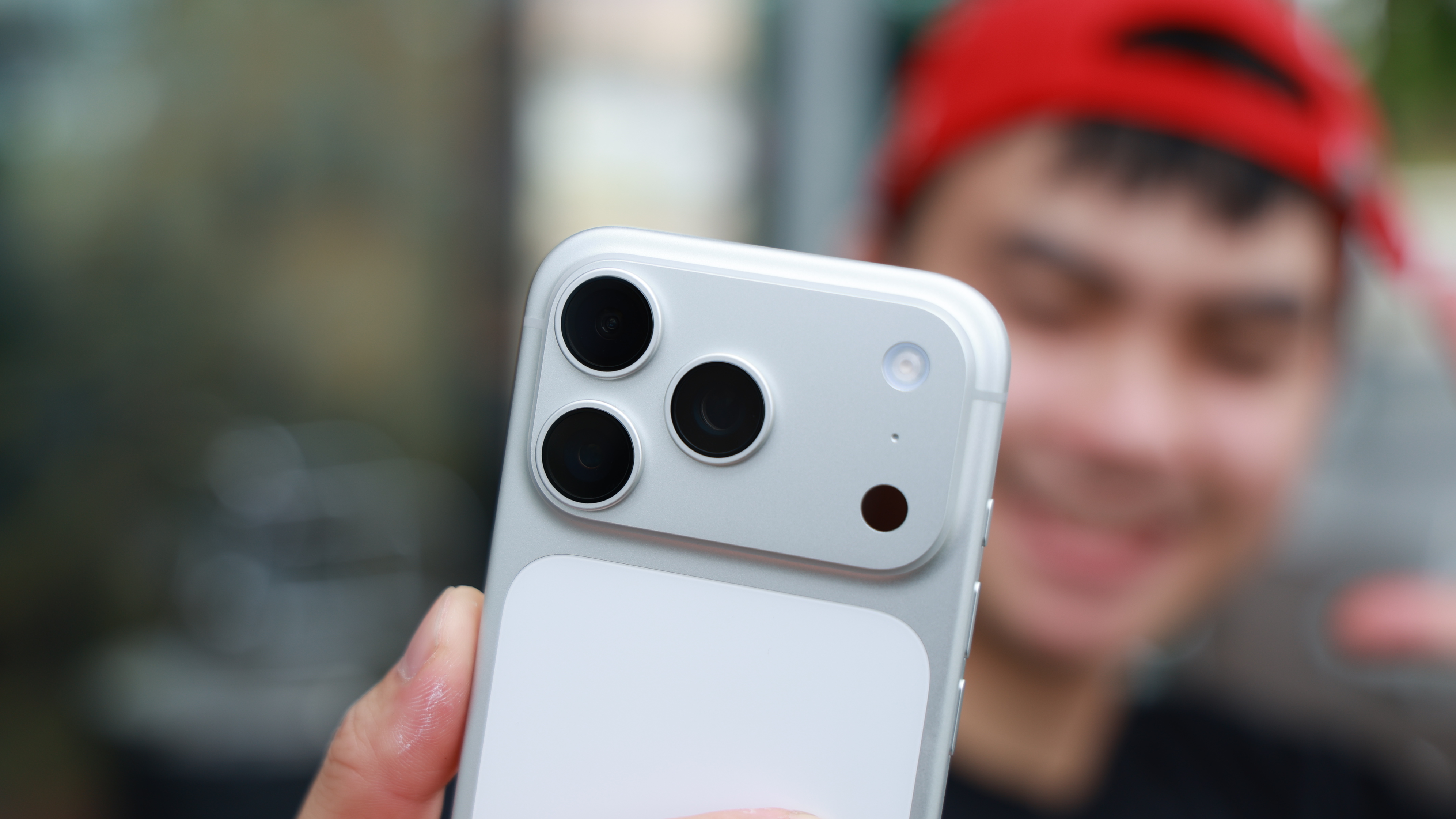 Trên tay iPhone 17 Pro màu Bạc