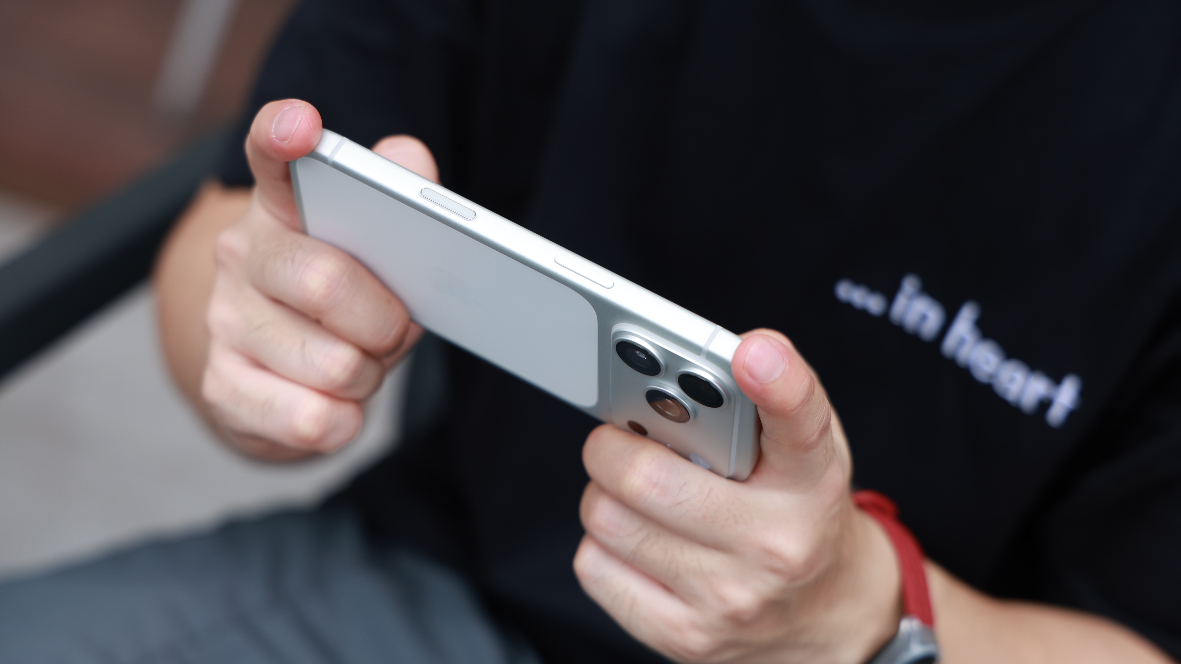 Trên tay iPhone 17 Pro màu Bạc