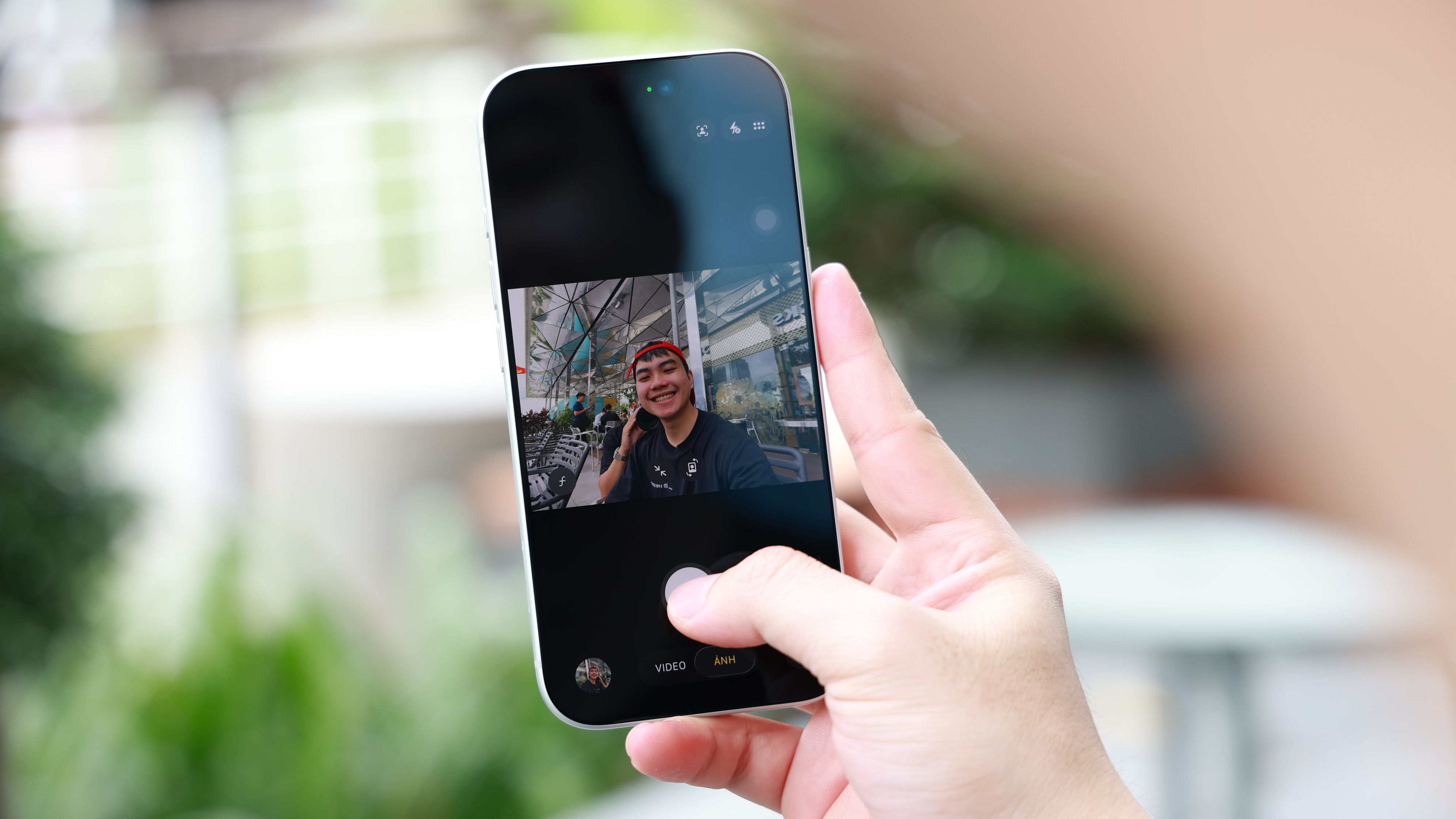 Trên tay iPhone 17 Pro màu Bạc
