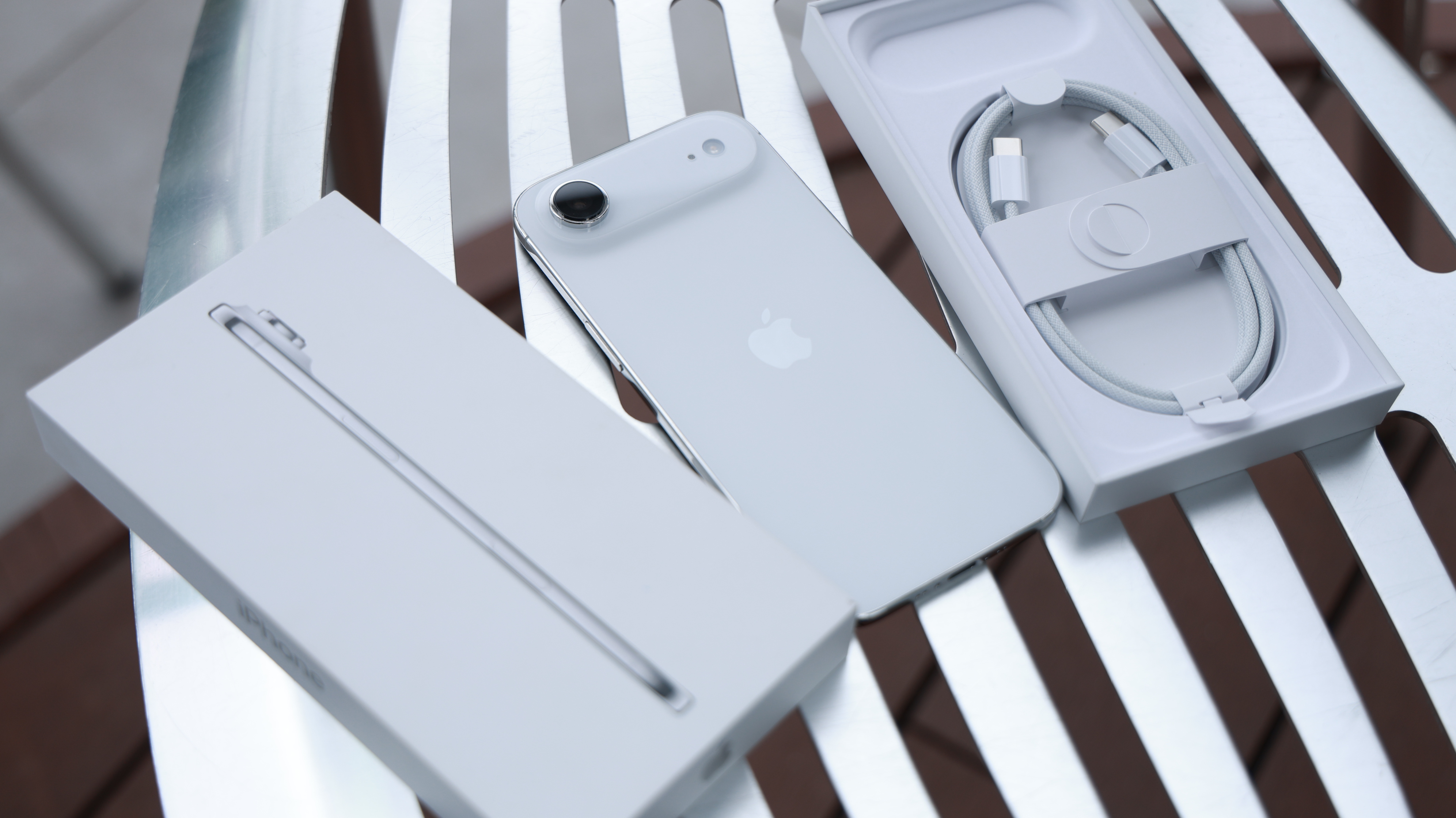 Trên tay iPhone Air: Siêu mỏng, chip Apple A19 Pro siêu mạnh