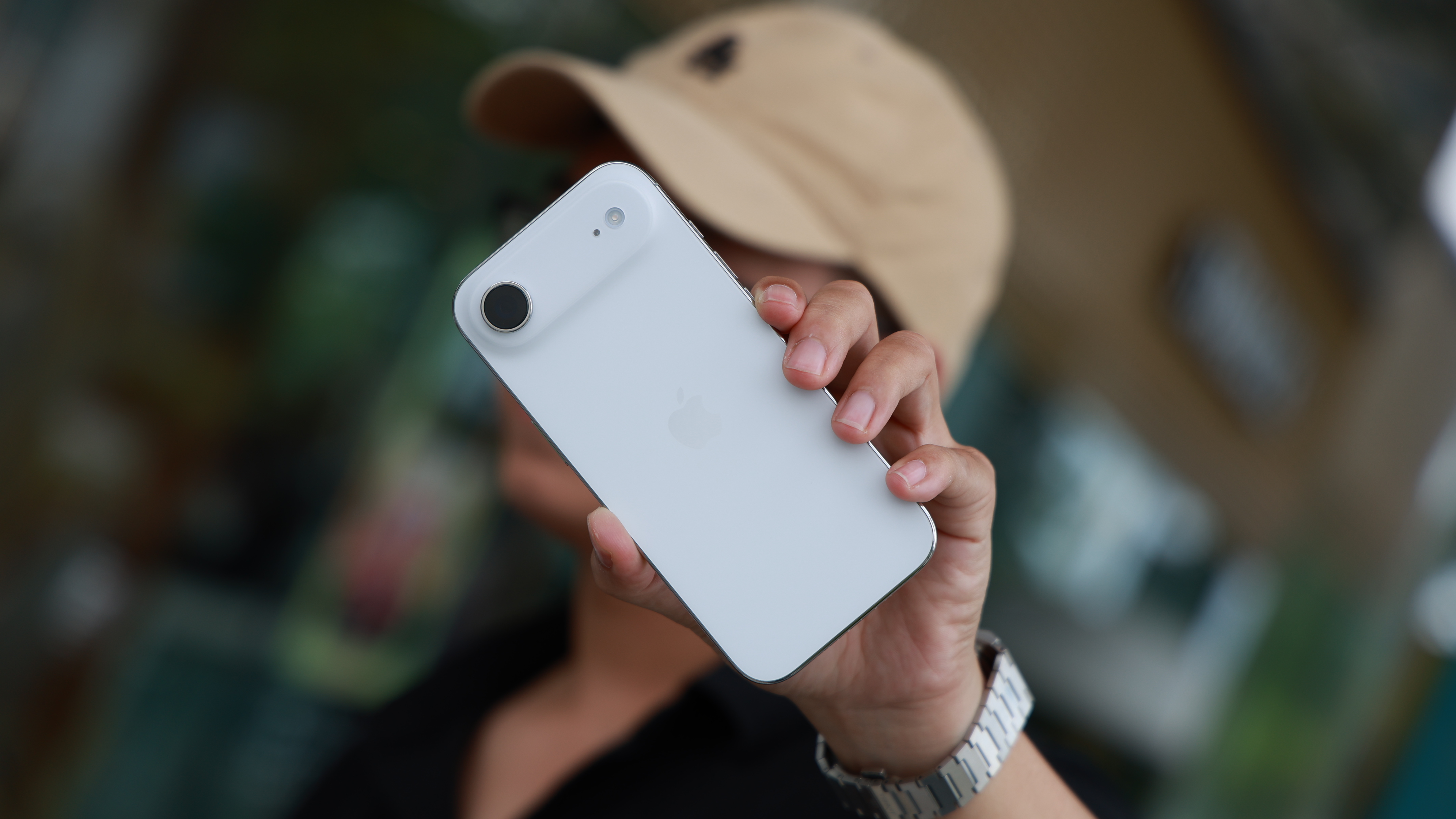 Trên tay iPhone Air: Siêu mỏng, chip Apple A19 Pro siêu mạnh