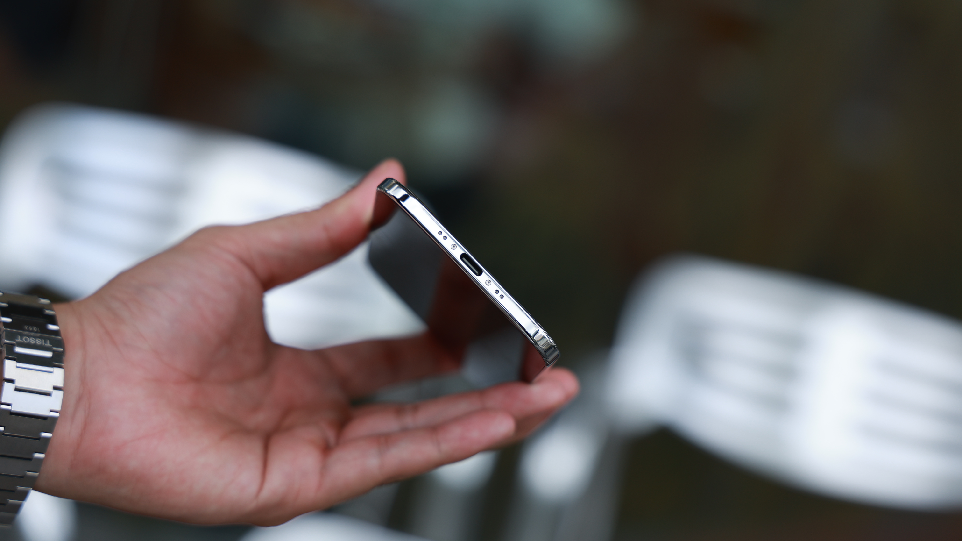 Trên tay iPhone Air: Siêu mỏng, chip Apple A19 Pro siêu mạnh