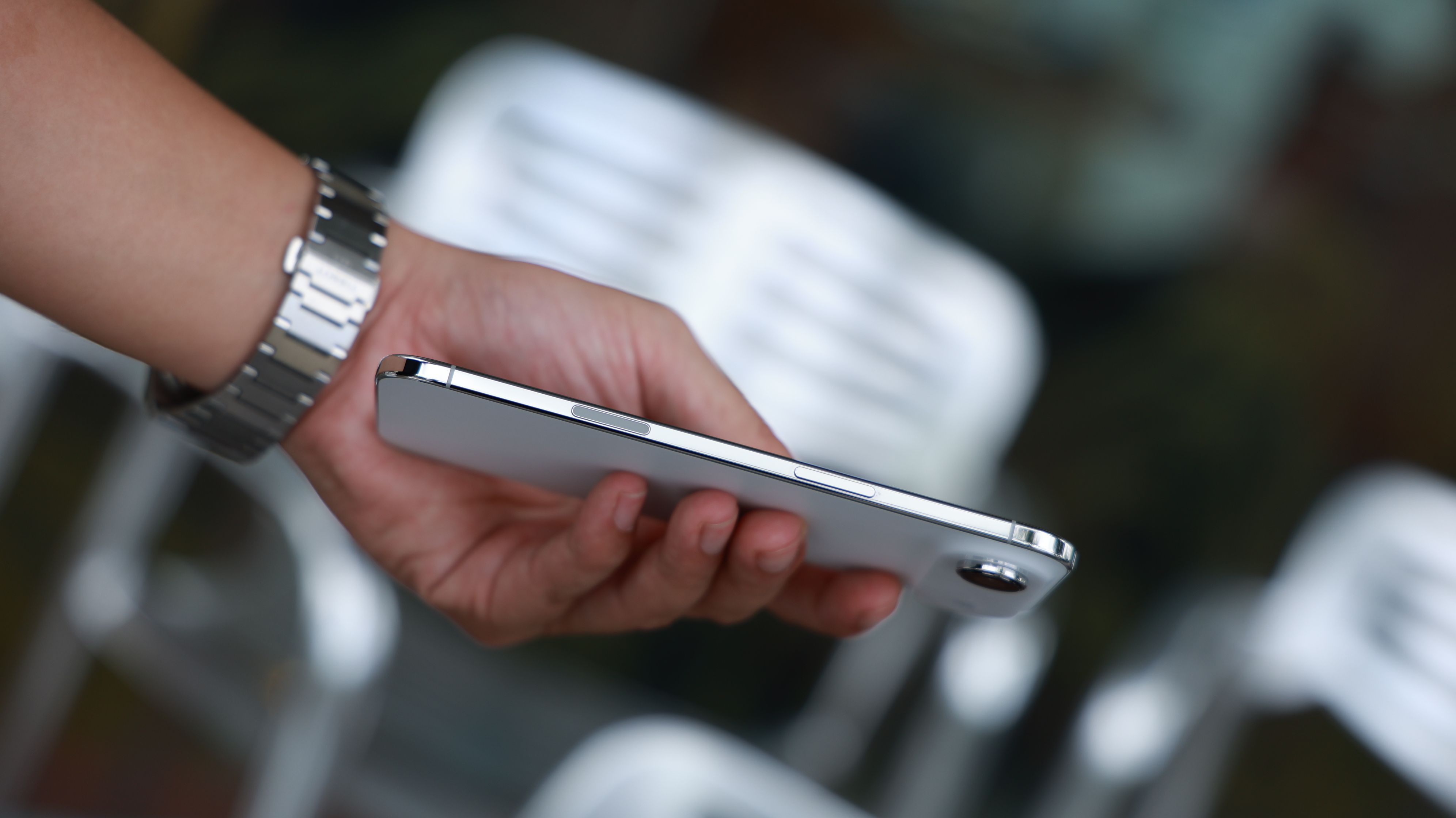 Trên tay iPhone Air: Siêu mỏng, chip Apple A19 Pro siêu mạnh